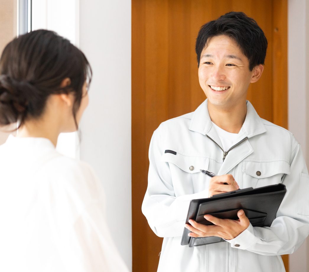 お客様と打ち合わせをするスタッフ
