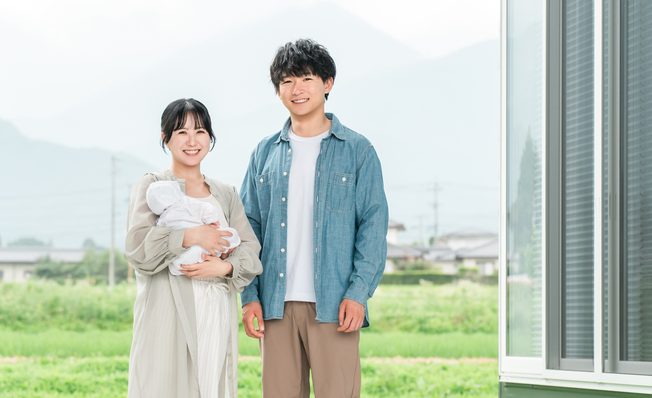家の前に立つご家族
