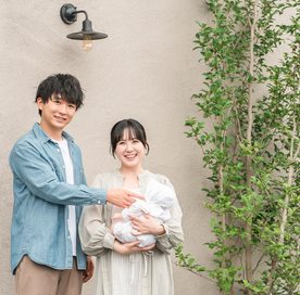 家の前に立つご家族