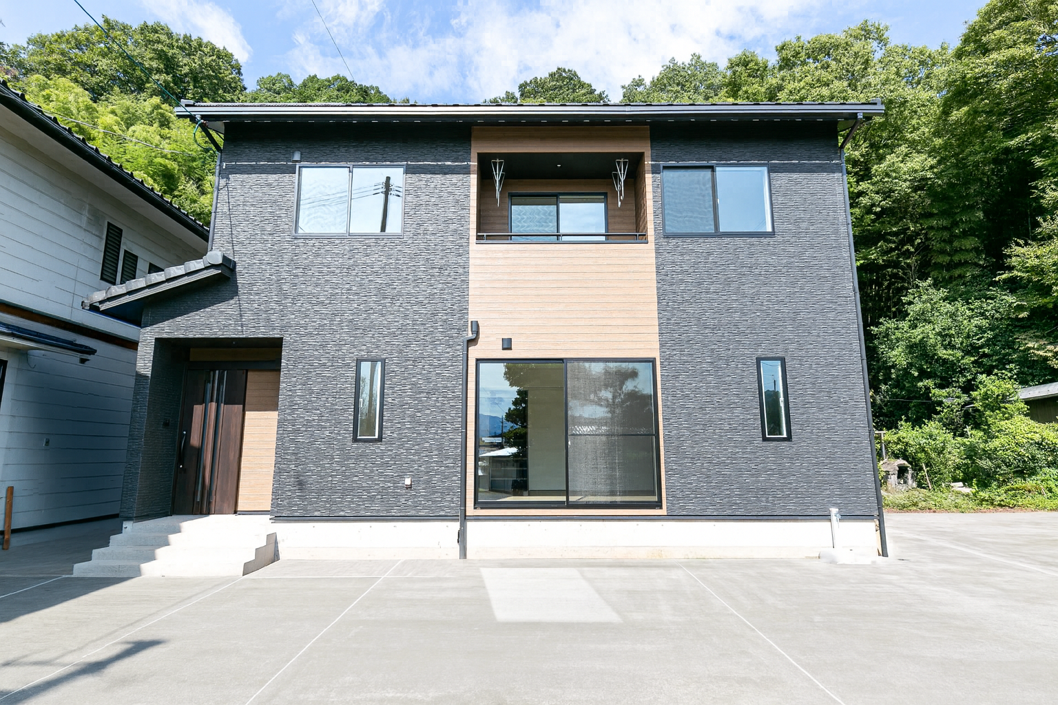 開放的な吊り棚収納があるお家 アイチャッチ