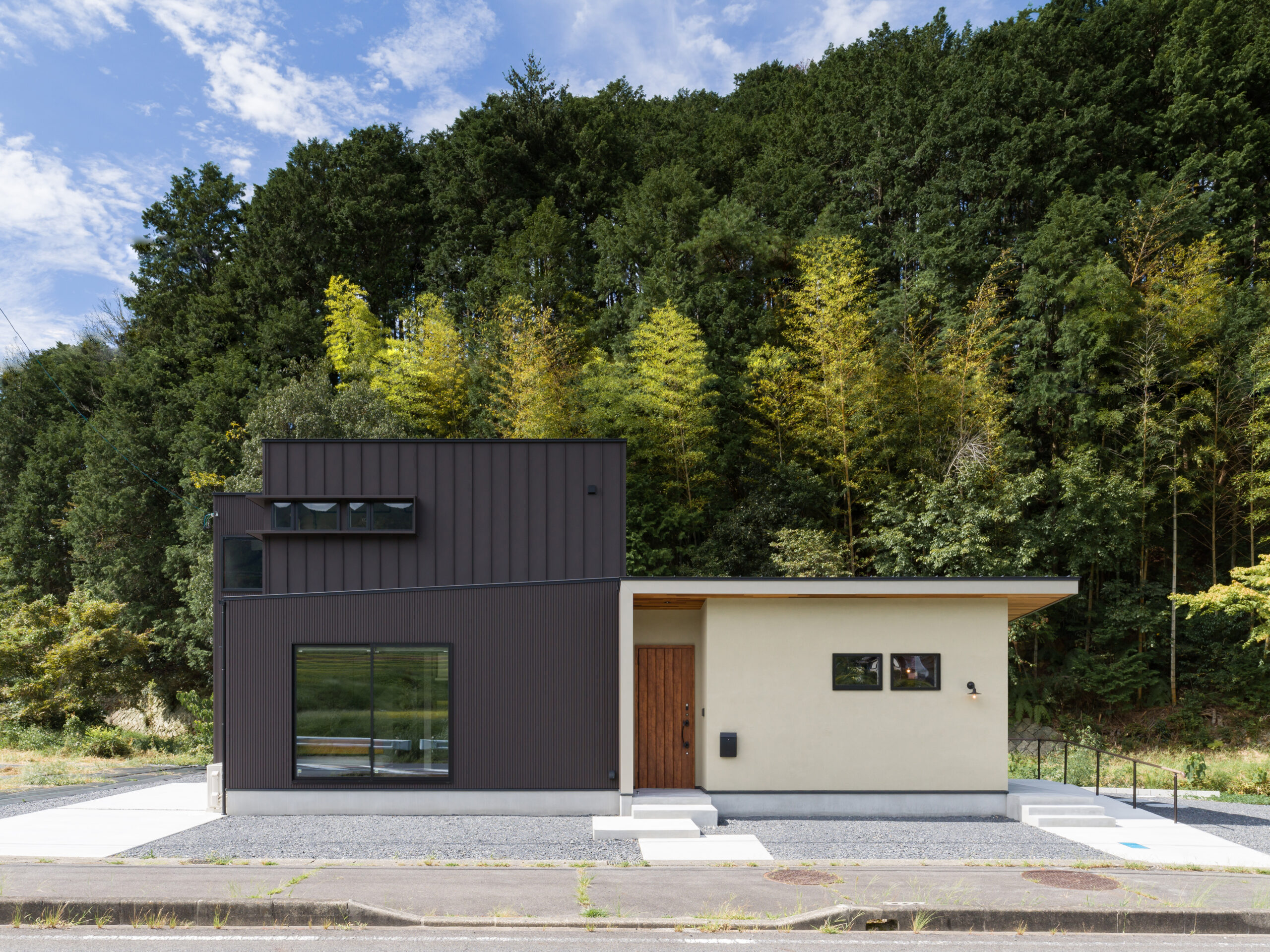 家族で使える造作デスクと美容院併設のお家 アイチャッチ