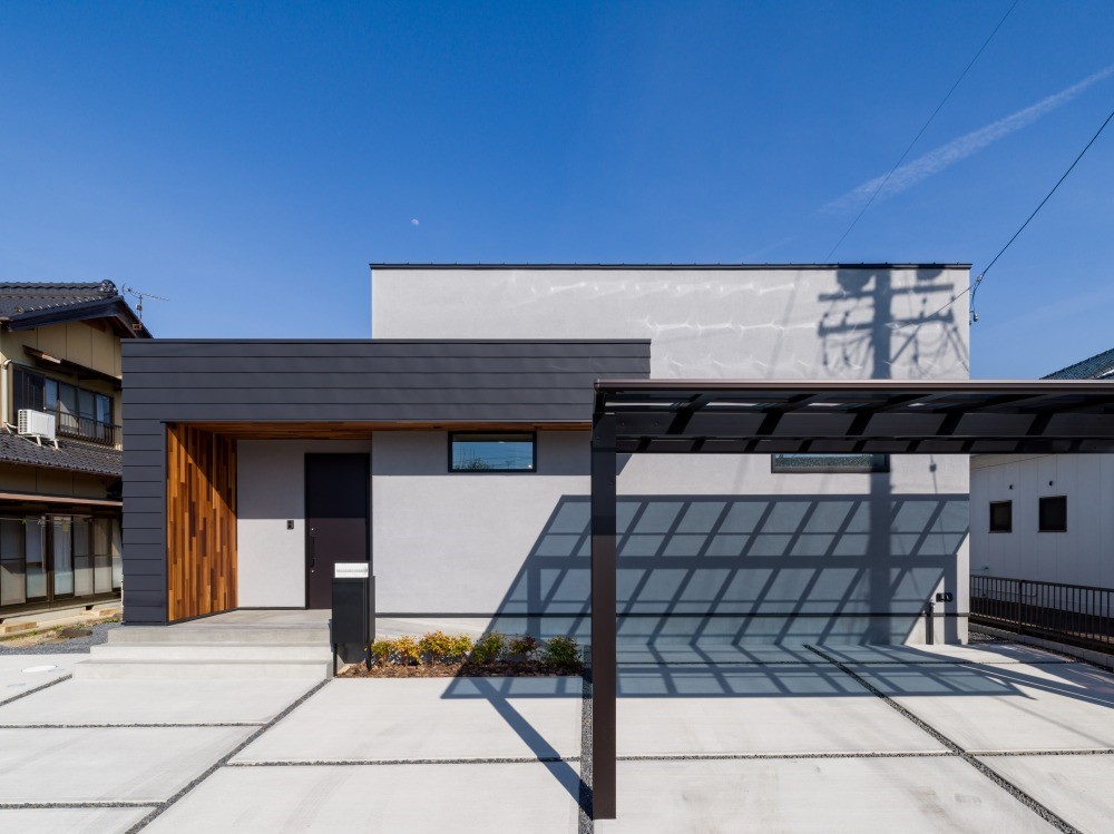 土間収納とウッドデッキがある、素材感を楽しむモダンな平屋 アイチャッチ